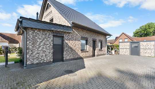 Bild von Neubau: Zweifamilienhaus mit barrierefreiem Erdgeschoss & modernem Landhausstil