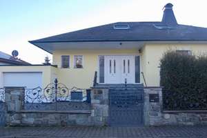 Von Privat zu vermieten:  1-2 Fam.-Villa (9-Zi. + ELW) auf Eckgrundstück in MKK, Schöneck-Büdesheim – Die vollständige Adresse der Immobilie erhältst du vom Anbieter., 61137 Schöneck – Vorschaubild 1