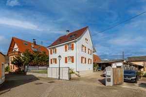 Teilsaniertes Zweifamilienhaus mit großem Garten & Wirtschaftsgebäude im Angebotsverfahren – Emmendingen (Kreis) – Vorschaubild 1