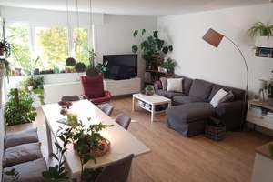 Stilvolle, sanierte 3-Zimmer-Hochparterre-Wohnung mit Balkon und Einbauküche in Stuttgart West