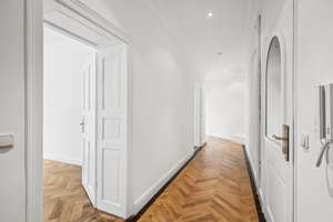 München Bestlage: 6-Zimmer-Altbauwohnung im Denkmalschutz mit Balkon und Luxusküche – Die vollständige Adresse der Immobilie erhältst du vom Anbieter., 81541 Obere Au, München – Vorschaubild 17