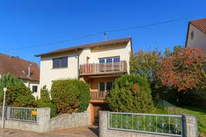 Top!! Mehrfamilienhaus 3 Wohneinheiten, 2 Garagen & wohnähnlichem Gartenhaus – Die vollständige Adresse der Immobilie erhältst du vom Anbieter., 60437 Harheim, Frankfurt am Main – Vorschaubild 2