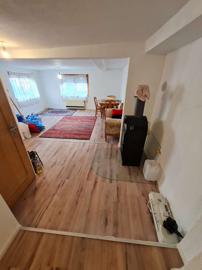 Immobilie in Laichingen - Attraktives Doppelhaus/Doppelhaushälfte mit Einliegerwohnung in zentraler Lage von Laichingen 105 m2 - Bild 2