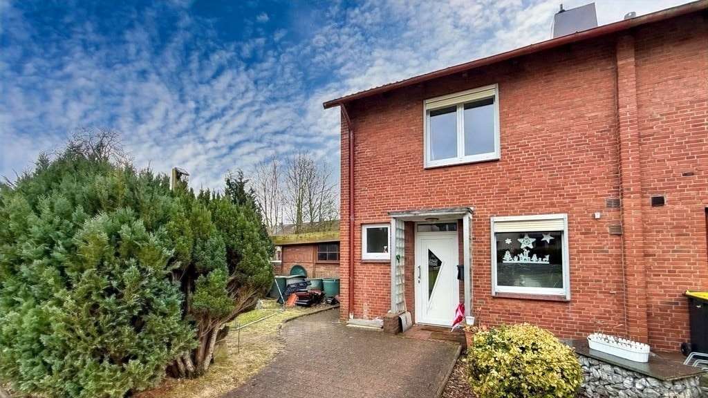 Immobilie in Jerrishoe - Vollständig unterkellertes Reihenendhaus mit Carport, Terrasse und Gartenhaus in Tarp - Bild 0