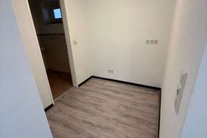 Großzügige 3 Zi.-Whg., Wohnküche, 2 Bäder, mit guten Anbindungsmöglichkeiten – Hasengartenstraße 15, 65189 Südost, Wiesbaden – Vorschaubild 11