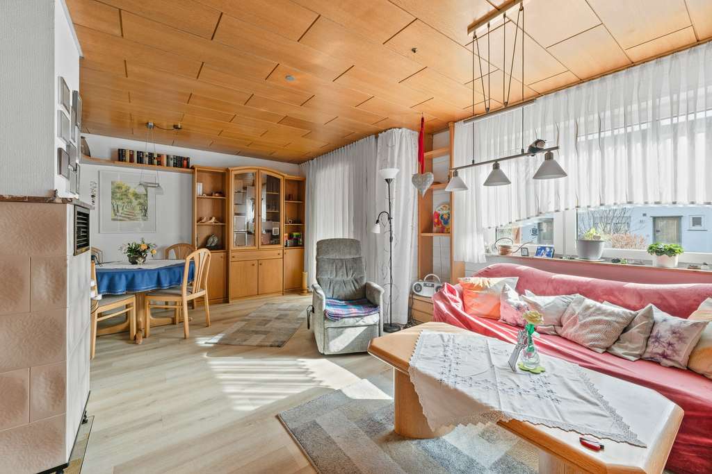 Immobilie in Unterensingen - Gepflegtes Reihenmittelhaus mit Einzelgarage in ruhiger Lage von Unterensingen - Bild 2