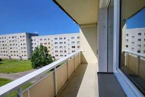 *Großzügiges Wohnglück*  6 Raumwohnung + Einbauküche + 2 Bäder + 2 Balkone! – Hans-Grade-Straße 95, 39130 Neu Olvenstedt, Magdeburg – Vorschaubild 2