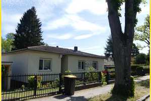 Hermsdorf! Gepflegter Massivbungalow in idyllischer Fließtallage mit zwei Garagen – Berlin – Vorschaubild 1