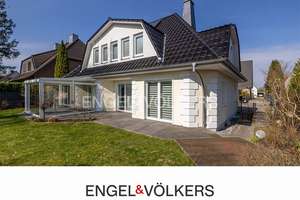 Ein Zuhause zum Ankommen: Modernes Einfamilienhaus mit 305 m² Wohn- und Nutzfläche in begehrter Lage – Die vollständige Adresse der Immobilie erhältst du vom Anbieter., 22926 Ahrensburg – Vorschaubild 1
