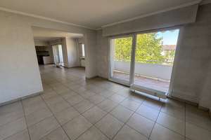myHome-Immobilien / TRAUM 4 Zi-Wohnung + 2 Balkone, EBK, riesiges Wohnzimmer + Waldrandlage + Garage