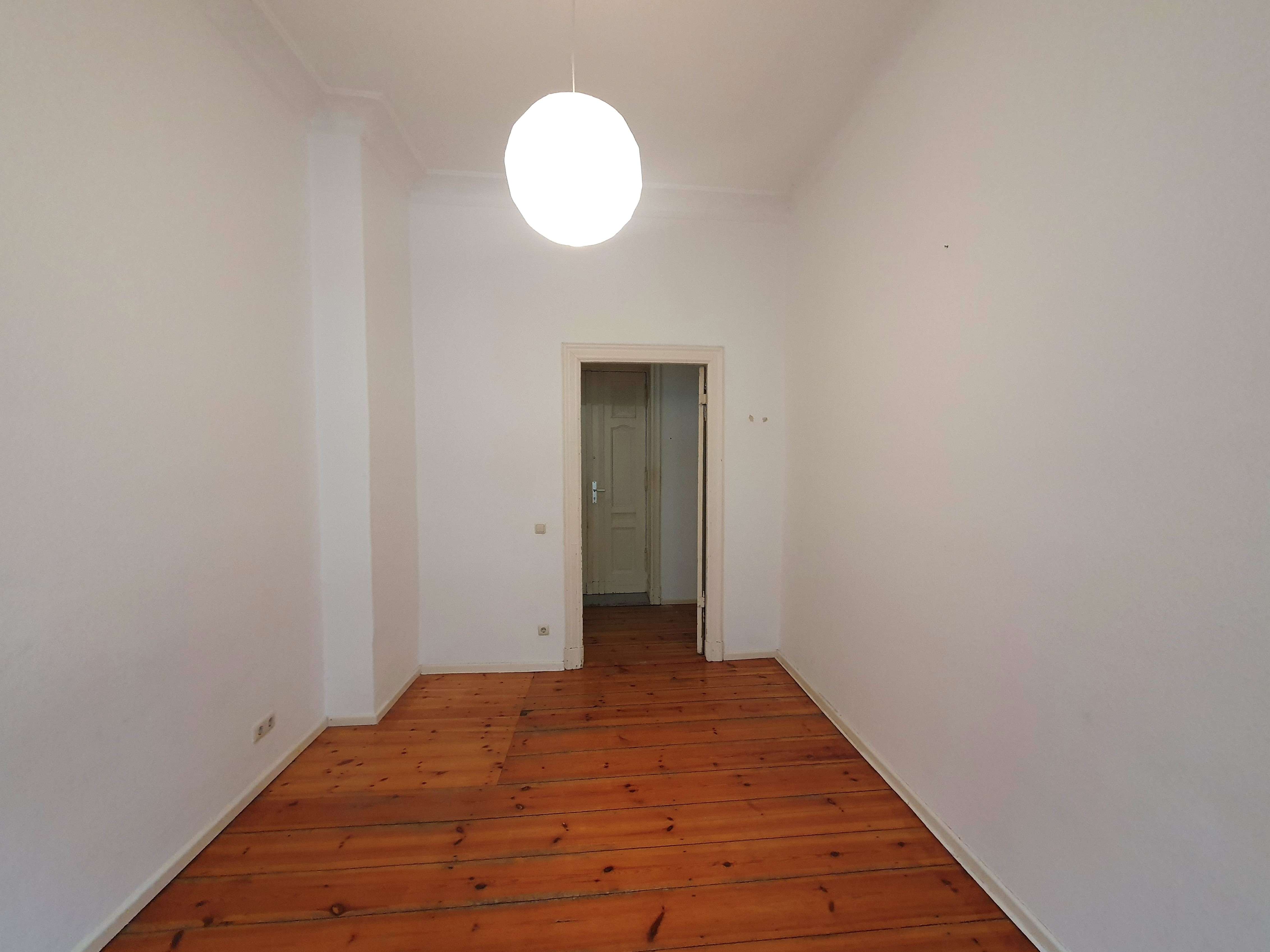 Altbaucharme trifft Potenzial: 2-Zimmer-Wohnung mit Balkon im Samariter Viertel, Friedrichshain, Berlin – Bild 3