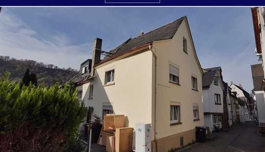 Bild von Wohnen in familienfreundlicher Lage – Wohnhaus mit Renovierungspotenzial, Terrasse und Carport