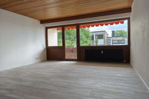 Galgenberg: Renovierte, helle 4,5-Zimmer-Wohnung mit zwei Balkonen und Garage