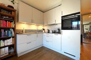 Top-gepflegtes Apartment mit Einbauküche in exzellenter Wohnanlage, TG-Stellplatz – Konrad-Celtis-Straße 93, 81369 Mittersendling, München – Vorschaubild 3