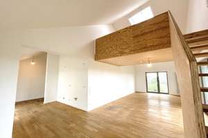 Modernes Wohnen im Holzhaus – Großzügige 1-Zimmer-Galeriewohnung mit Loggia