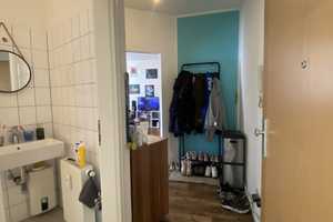 Neuer Bodenbelag, frisch saniert, Tageslichtbad mit Wanne – Wolfenbütteler Straße 28, 39112 Magdeburg – Vorschaubild 4