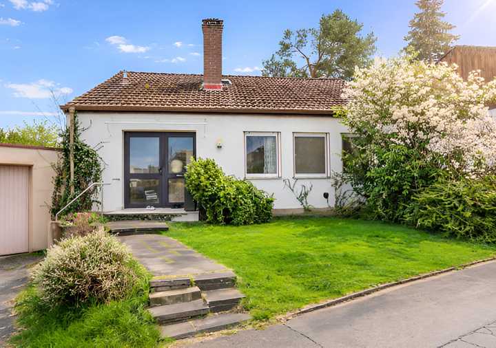 Freistehendes Einfamilienhaus mit Garten, Terrasse und Garage in ruhiger Lage von Konstanz-Wallhause