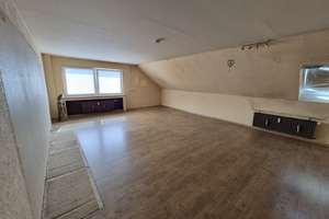 Große Dachgeschosswohnung mit Stellplatz