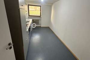 Nur für 1 Pers.  Ruhige, einfache 1-Zimmer-Keller-Wohnung mit separater Wohnküche u. großen Fenstern – Lerchenauer Str. 298, 80995 Feldmoching, München – Vorschaubild 3
