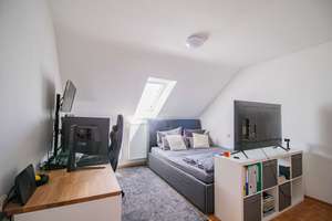 Vermietete 2-Zimmer-Dachgeschosswohnung mit Einbauküche und Stellplatz