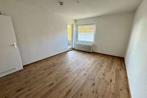 Einziehen & wohlfühlen: Frisch renovierte 3-Zimmer-Wohnung mit Balkon in Gebhardshagen – Legdenwiese 1, 38229 Gebhardshagen, Salzgitter – Vorschaubild 1