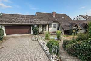 Aussichtsreiches Raumwunder: Einfamilienhaus mit Einliegerwohnung und Traumblick in Neustadt – Die vollständige Adresse der Immobilie erhältst du vom Anbieter., 91413 Neustadt an der Aisch – Vorschaubild 2