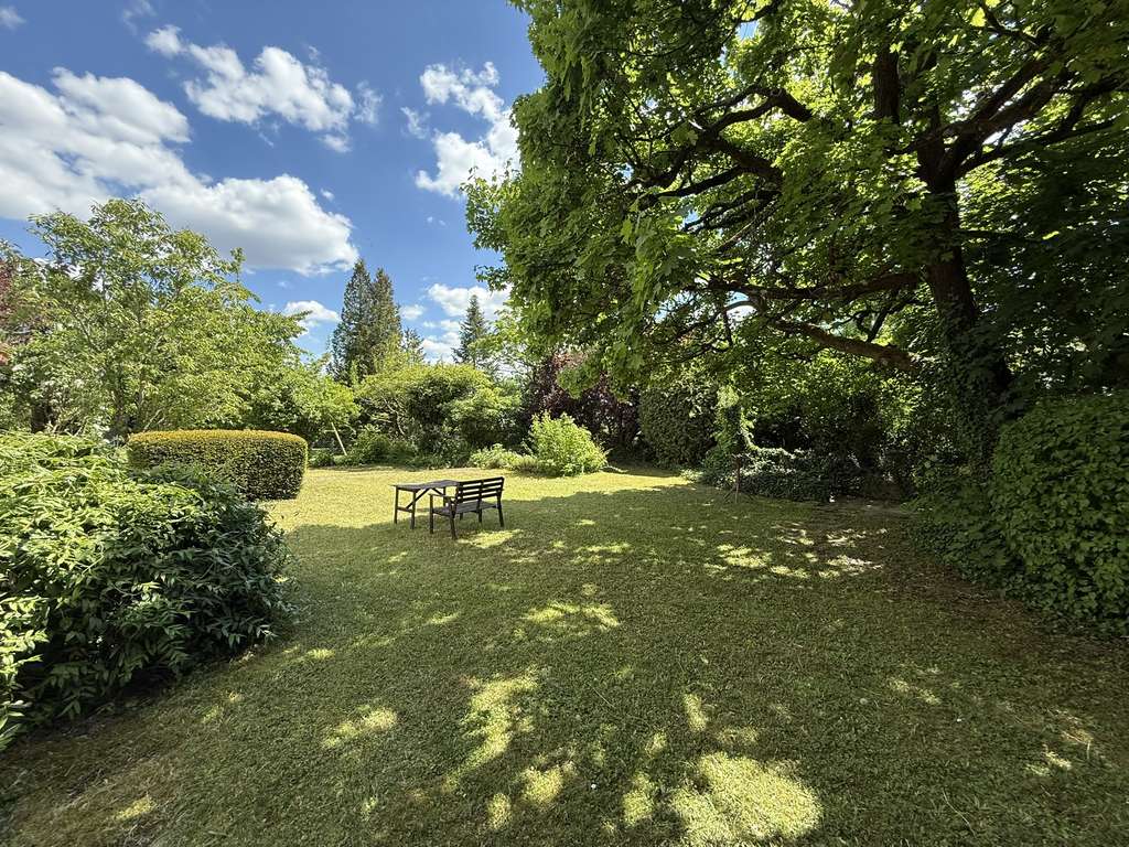 Immobilie in Leonberg - Freistehendes Mehrfamilienhaus mit viel Potenzial für Familien - Bild 2