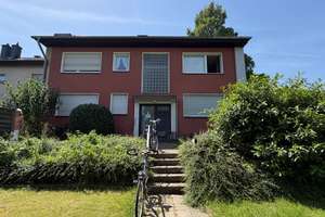 Vermietete 3 Zimmer Wohnung mit Balkon im 1. Obergeschoss inklusive ausbaufähigem Speicher