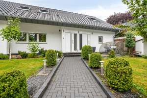 Ein Zuhause zum Ankommen: Familienhaus mit traumhaftem Naturgarten in Meerbusch-Osterath! – Die vollständige Adresse der Immobilie erhältst du vom Anbieter., 40670 Meerbusch – Vorschaubild 2