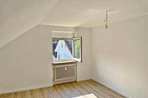 Helle 3-Zimmer-Dachgeschosswohnung in München-Allach mit Stellplatz und eigenem Gartenanteil – Franz-Töpsl-Weg 15, 80999 Untermenzing, München – Vorschaubild 3