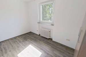 Viel Raum zum Leben: Gepflegte 4-Zimmer-Wohnung mit Balkon, Einbauschränken & 2 Bädern – Am Heilandsfrieden 15, 33104 Schloß Neuhaus, Paderborn – Vorschaubild 8