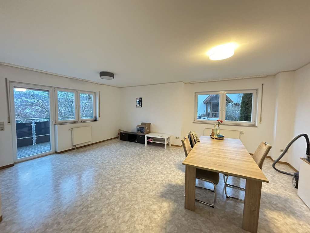 Immobilie in Frammersbach - Großzügige 3-Zimmer-Eigentumswohnung mit Balkon und unverbaubarer Aussicht - Bild 1