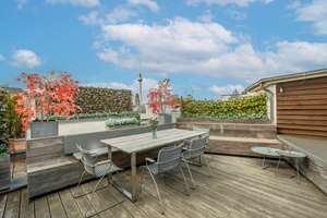 Skyline-Flair trifft Luxusdesign: Exklusive Dachgeschossresidenz mit Galerie und Dachterrasse im ...