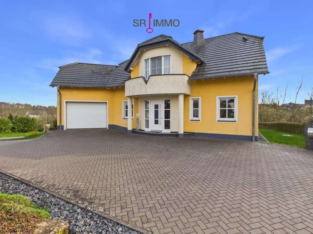 Immobilie in Arzfeld - Modernisiertes Einfamilienhaus mit Galerie, Kamin und großem Grundstück - Bild 1