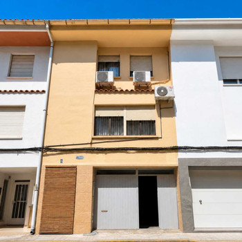HAUS MIT GARAGE, 4 SCHLAFZIMMER UND GROSSE TERRASSE IN ENGUERA