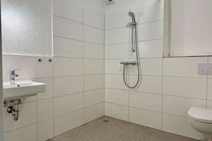 2 MONATE MIETFREI* Neubau Hannover KRONSRODE: Einbauküche, Loggia, Fußbodnhzg, HWR, Keller, Lift, TG – Kattenbrookstrift 51, 30539 Bemerode, Hannover – Vorschaubild 3