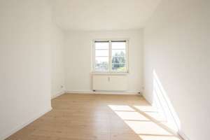Bezugsfrei und WG-geeignet: modernisierte 3-Zimmerwohnung mit Balkon und Einbauküche – Die vollständige Adresse der Immobilie erhältst du vom Anbieter., 1237 Prohlis-Nord, Dresden – Vorschaubild 12