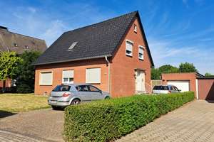 - Für Gartenliebhaber -
Freistehendes Zweifamilienhaus auf großem Grundstück – Die vollständige Adresse der Immobilie erhältst du vom Anbieter., 47445 Genend, Moers – Vorschaubild 1