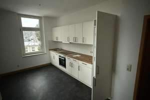 Großzügige 3-Zimmer mit Garage, Laminat, EBK und Wannenbad in guter Lage