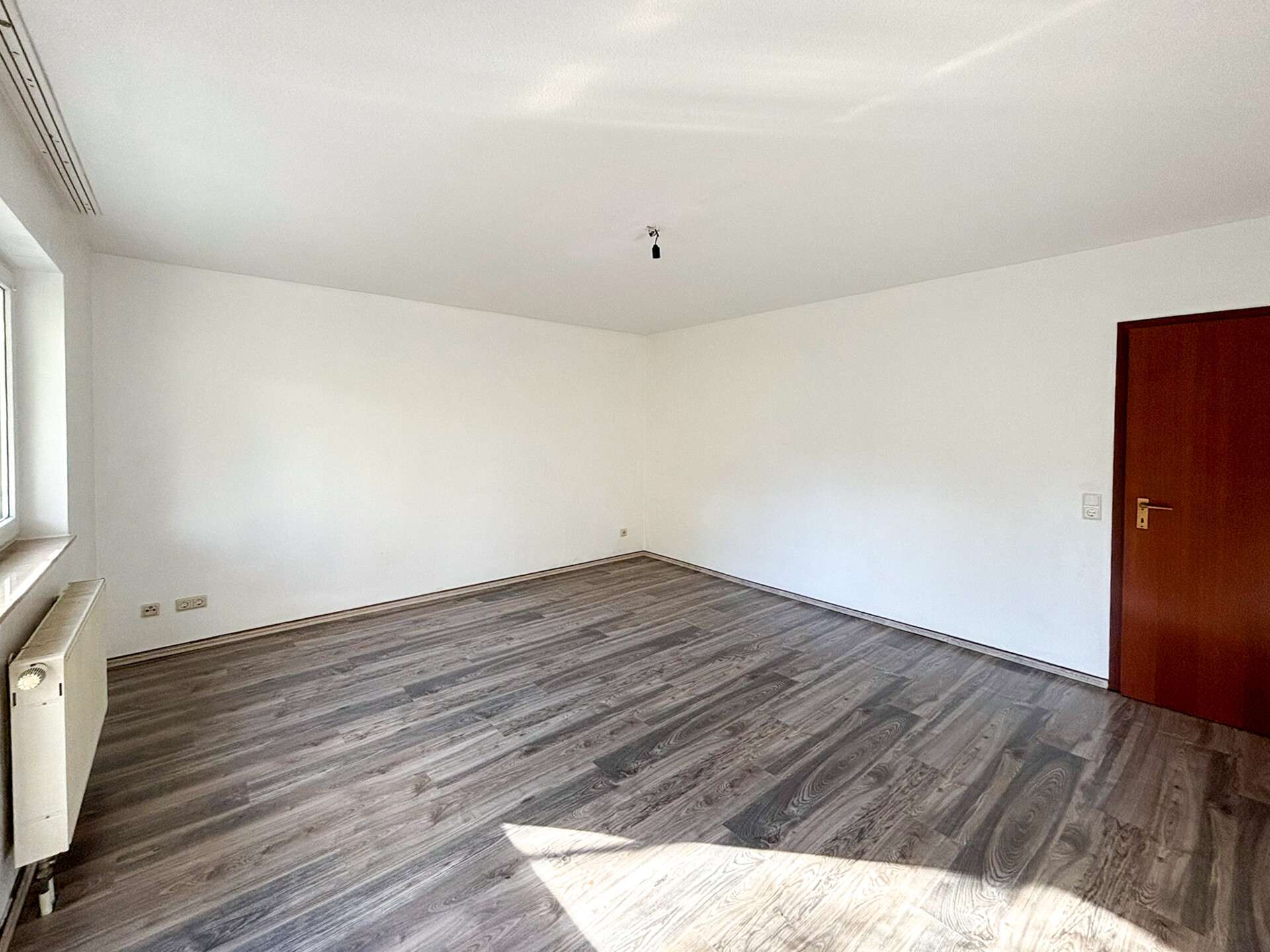 Immobilie in Mittelhof - Renovierungsbedürftige Eigentumswohnung mit zwei Balkonen und Stellplatz in zentraler Lage! - Bild 7