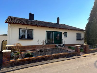 Nachhaltig heizen, großzügig wohnen: EFH mit riesigem Grundstück - provisionsfrei