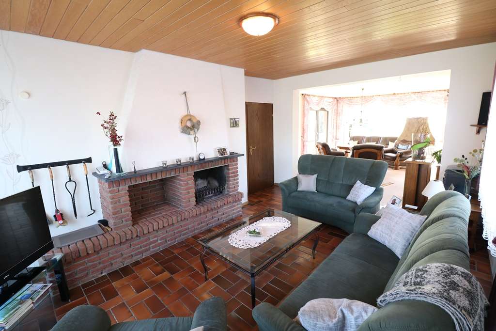 Immobilie in Cloppenburg - Topgepflegter Walmdachbungalow in beliebter Lage mit Ausbaureserve, Garage und schönem Garten - Bild 4