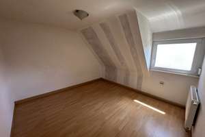 5-Zimmer Dachgeschosswohnung in Stuttgart-Obertürkheim zu vermieten-86qm – Mörgelenstraße 14, 70329 Obertürkheim (Ortsteil), Stuttgart – Vorschaubild 4
