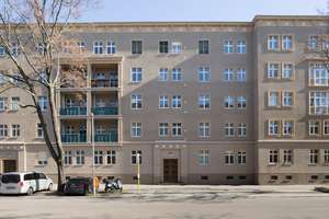 Wohnen im Berliner Baudenkmal! 2-Zimmer-Wohnung mit Balkon in Friedrichshain
