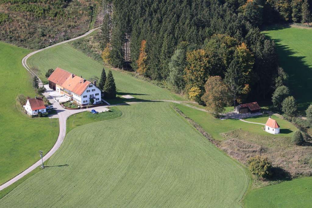 Immobilie in Breitenbrunn - Bauernhaus/Bauernhof kaufen im Allgäu, absolute Alleinlage mit ca. 11 Hektar Wiesen für Mensch & Tie - Bild 2
