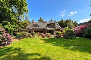 Zur Neugestaltung: Reizvolles Einfamilienhaus mit Sonnenterrasse und Garten
