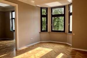 Stilvoller Altbau mit drei Balkonen und frontalem Blick auf den Spee’schen Graben – Poststr. 30, 40211 Carlstadt, Düsseldorf – Vorschaubild 6