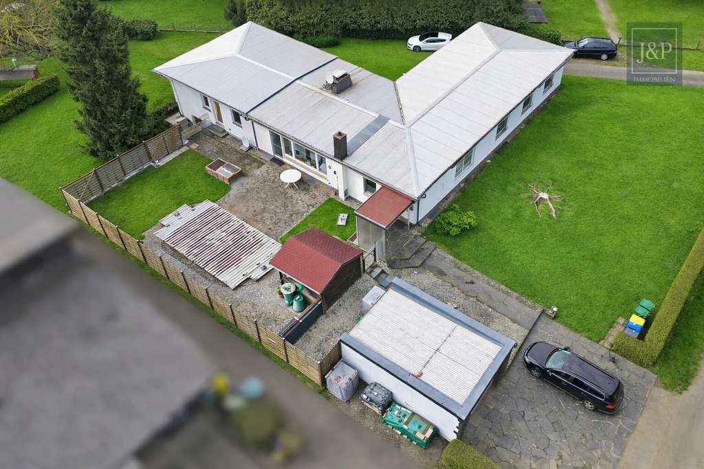 Immobilie in Lich - Mehrgenerationenwohnen in Lich – Zwei Häuser, Pool & großer Garten – vielseitig nutzbar - Bild 3