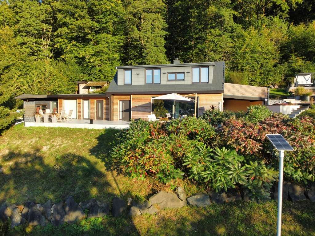 Immobilie in Eschenburg - Designerhaus mit Einliegerwohnung, großem Grundstück und Panoramablick - Bild 1