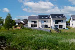 Schlüsselfertig ausgebautes Reihenendhaus mit Terrasse, Garten, 2 Stellplätzen, KFW 40 – Die vollständige Adresse der Immobilie erhältst du vom Anbieter., 84085 Langquaid – Vorschaubild 33